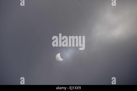 Brighton SUSSEX REGNO UNITO 20 Marzo 2015 - la gente sulla spiaggia di Brighton questa mattina per visualizzare l'Eclisse Solare Parziale del sole che si svolge in tutta la Gran Bretagna . Purtroppo le condizioni meteo sono state molto nuvoloso e nuvoloso e alcuni scorci sono stati possibili sulla costa sud Credito: Simon Dack/Alamy Live News Foto Stock