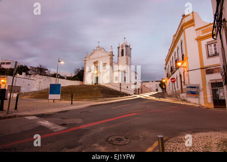 Vista la storica chiesa cristiana del villaggio di Estoi in Portogallo. Foto Stock