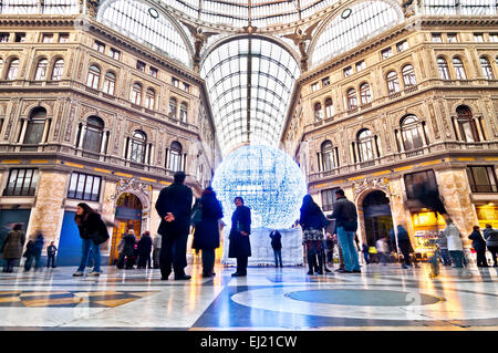 Napoli, Italia - 1 Gennaio 2014: vista giorno di turisti e di gente del luogo in pubblico galleria shopping Galleria Umberto I di Napoli, Italia. Foto Stock