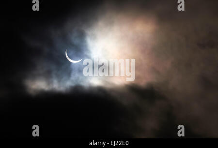 Newcastle Upon Tyne, Regno Unito. Xx marzo, 2015. La forma attuale del marzo 2015 eclissi solare attraverso la luce la copertura nuvolosa su Newcastle Upon Tyne nel Regno Unito. Credito: Fotografia Izel/Alamy Live News. Foto Stock