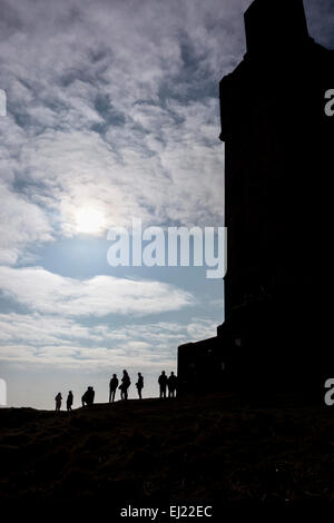 Le persone si radunano sulla Collina del Castello a Huddersfield, West Yorkshire per guardare la parziale eclissi solare il 20 marzo 2015. Foto Stock