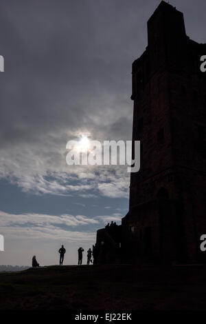 Le persone si radunano sulla Collina del Castello a Huddersfield, West Yorkshire per guardare la parziale eclissi solare il 20 marzo 2015. Foto Stock