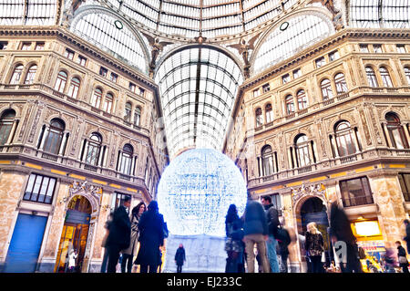 Napoli, Italia - 1 Gennaio 2014: vista giorno di turisti e di gente del luogo in pubblico galleria shopping Galleria Umberto I di Napoli, Italia. Foto Stock