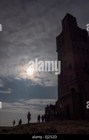 Le persone si radunano sulla Collina del Castello a Huddersfield, West Yorkshire per guardare la parziale eclissi solare il 20 marzo 2015. Foto Stock