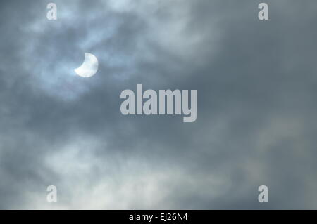 Eclissi solare in Annecy Francia e nuvole su Marzo 20, 2015 Foto Stock