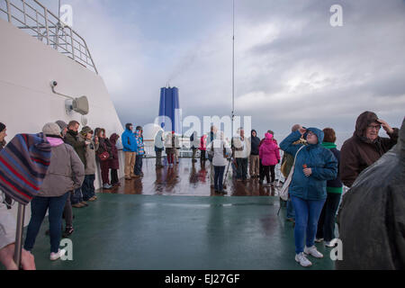 Tórshavn, Isole Faerøer, XX marzo 2015, Eclisse Solare Totale, i passeggeri sul ponte tenetevi pronti per le eclissi solare su P&O Oriana appena fuori Tórshavn la nave è sul suo Eclipse e luci del nord crociera che lasciato Southampton il 17 marzo. Credito: Keith J Smith./Alamy Live News Foto Stock