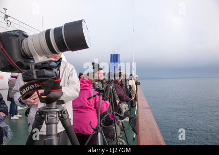 Tórshavn, Isole Faerøer, XX marzo 2015, Eclisse Solare Totale, i passeggeri sul ponte tenetevi pronti per le eclissi solare su P&O Oriana appena fuori Tórshavn la nave è sul suo Eclipse e luci del nord crociera che lasciato Southampton il 17 marzo. Credito: Keith J Smith./Alamy Live News Foto Stock