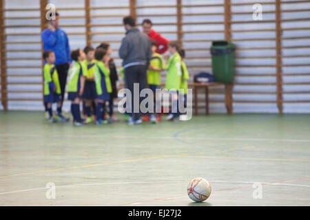 Tempo morto chat durante una junior cinque un lato corrispondono Foto Stock