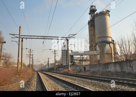 Zona industriale con fabbriche e ferrovie in città Foto Stock