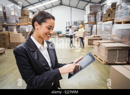 Donna manager utilizzando tavoletta digitale Foto Stock