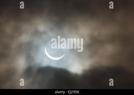 Sheffield, Regno Unito. 20 Mar, 2015. Parziale eclissi solare visto da di Sheffield, UK, il 20 marzo 2015. Parziale copertura cloud aggiunge il dramma di questo raro caso celesti come la luna passa davanti al sole, creando una mezzaluna di luce. Credito: Graham Dunn/Alamy Live News Foto Stock