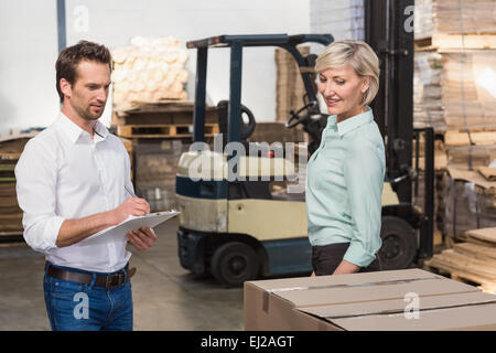 Due i responsabili del magazzino inventario di controllo Foto Stock