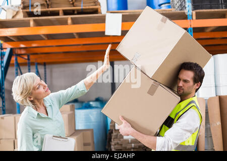 Bilanciamento del lavoratore pesante di scatole di cartone Foto Stock