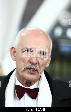 Gdansk, Polonia 20th, Marzo 2015 Aeroporto Lech Walesa di Danzica. Estrema destra politico e candidato alla carica di Presidente della Polonia Janusz Korwin Mikke conferenza stampa presso l'Aeroporto di Gdansk. Mikke continua la sua campagna presidenziale in giro per la Polonia a bordo di un velivolo denominato 'aria Korwin uno'. Credito: Michal Fludra/Alamy Live News Foto Stock