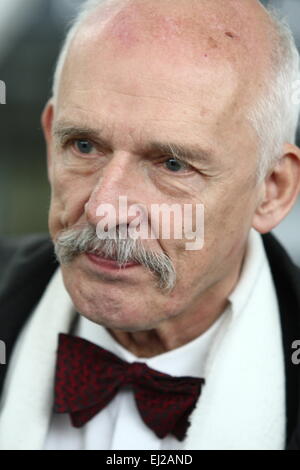 Gdansk, Polonia 20th, Marzo 2015 Aeroporto Lech Walesa di Danzica. Estrema destra politico e candidato alla carica di Presidente della Polonia Janusz Korwin Mikke conferenza stampa presso l'Aeroporto di Gdansk. Mikke continua la sua campagna presidenziale in giro per la Polonia a bordo di un velivolo denominato 'aria Korwin uno'. Credito: Michal Fludra/Alamy Live News Foto Stock