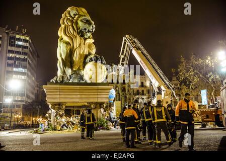 Valencia, Spagna. Xix Mar, 2015. La municipale monumento falla 'la Fuerza' dall'artista Manolo Garcia viene preparato per essere bruciato alla fine del Fallas Festival Credito: Matthias Oesterle/ZUMA filo/ZUMAPRESS.com/Alamy Live News Foto Stock