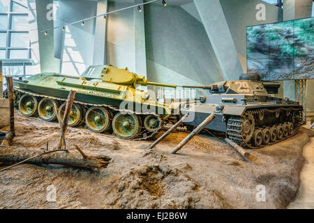 Esposizione di armi e attrezzature in La bielorussa Museo della Grande Guerra Patriottica. Minsk, Bielorussia. T-34 e Panzer III SERBATOI Foto Stock