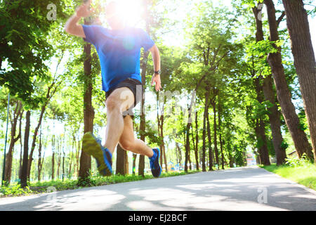 Giovane uomo che corre all'aperto al mattino. Foto Stock