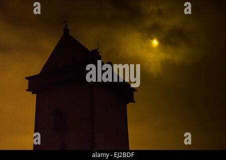 Narva, Estonia. Xx marzo, 2015. Foto scattata il 20 marzo 2015 mostra la parziale eclissi solare in Narva, nordest dell'Estonia. (Xinhua/Sergei Stepanov) Credito: Xinhua/Alamy Live News Foto Stock