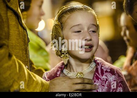 Valencia, Spagna. Xix Mar, 2015. Una ragazza della Corte comunale di onore infantil piange straziante dopo la combustione dei rifiuti Falla infantil 2015 Credit: Matthias Oesterle/ZUMA filo/ZUMAPRESS.com/Alamy Live News Foto Stock