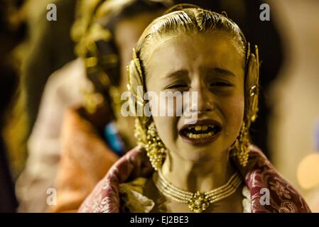 Valencia, Spagna. Xix Mar, 2015. Una ragazza della Corte comunale di onore infantil piange straziante dopo la combustione dei rifiuti Falla infantil 2015 Credit: Matthias Oesterle/ZUMA filo/ZUMAPRESS.com/Alamy Live News Foto Stock