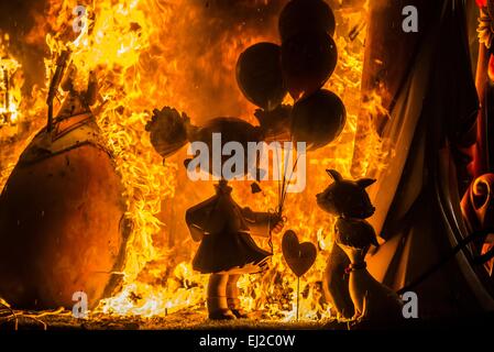 Valencia, Spagna. Xix Mar, 2015. Un 'ninot' la falla infantil del Convento Jerusalen' è consumata dalle fiamme durante il 'crema' 2015 Credit: Matthias Oesterle/ZUMA filo/ZUMAPRESS.com/Alamy Live News Foto Stock