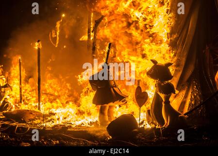 Valencia, Spagna. Xix Mar, 2015. Un 'ninot' la falla infantil del Convento Jerusalen' è consumata dalle fiamme durante il 'crema' 2015 Credit: Matthias Oesterle/ZUMA filo/ZUMAPRESS.com/Alamy Live News Foto Stock