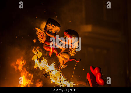 Valencia, Spagna. Xix Mar, 2015. Un 'ninot' la falla infantil del Convento Jerusalen' è consumata dalle fiamme durante il 'crema' 2015 Credit: Matthias Oesterle/ZUMA filo/ZUMAPRESS.com/Alamy Live News Foto Stock