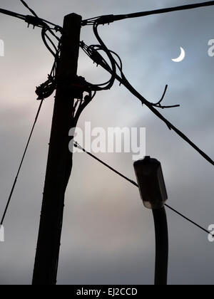 L'eclisse solare parziale del 20 marzo 2015, al suo massimo, visto dal villaggio Radley in Oxfordshire, Inghilterra. Immagine 3 di sequenza. Foto Stock