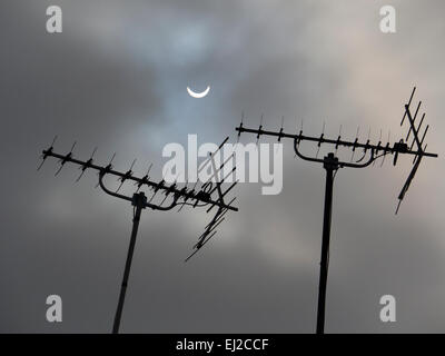 L'eclisse solare parziale del 20 marzo 2015, al suo massimo, visto dal villaggio Radley in Oxfordshire, Inghilterra. Immagine 2 di sequenza. Foto Stock