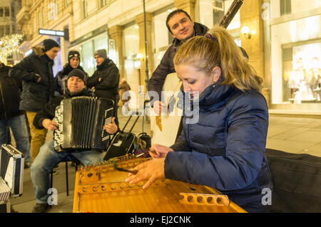 Il russo buskers riproduzione tradizionale musica russa a Kärntner Strasse. Vienna, Austria Foto Stock