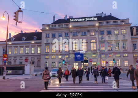 Il Museumsquartier ingresso e pedoni al tramonto a Vienna, in Austria Foto Stock