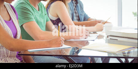 Gli studenti di moda la scrittura su blocco note Foto Stock