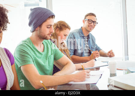 Gli studenti di moda la scrittura su blocco note Foto Stock