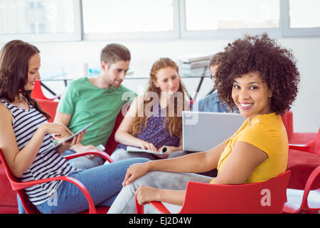 Studente di moda sorridente in telecamera Foto Stock