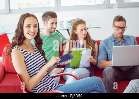 Studente di moda sorridente in telecamera Foto Stock