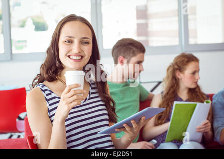 Studente di moda sorridente in telecamera Foto Stock