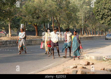 Povero indiano il lavoro manuale o lavoratori edili sul loro modo di lavorare in Hyderabad, India nel febbraio 2,2012. Foto Stock