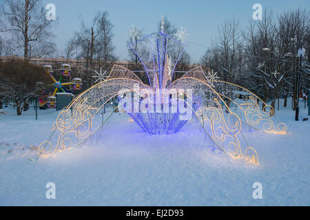 Fontana incandescente in winter park Foto Stock