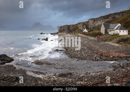 Elgol beach sull'Isola di Skye su un drammatico, giornata di vento in autunno. White surf sulla spiaggia rocciosa. Foto Stock