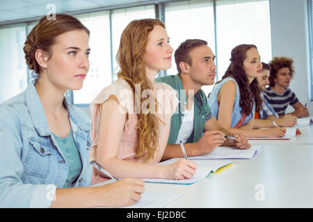 Moda agli studenti di prendere appunti in classe Foto Stock