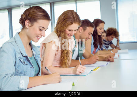 Moda agli studenti di prendere appunti in classe Foto Stock