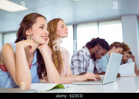 Moda agli studenti di prendere appunti in classe Foto Stock