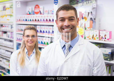 Team di farmacisti sorridente in telecamera Foto Stock