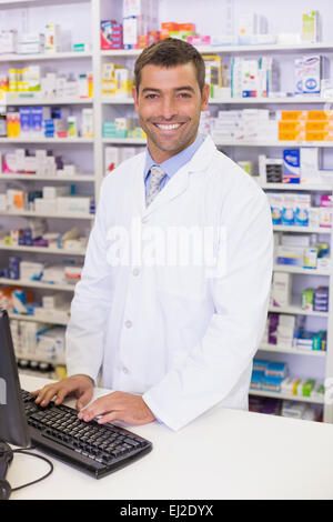 Il farmacista utilizzando il computer Foto Stock