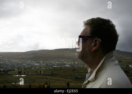 Tórshavn, Isole Faerøer. Xx marzo, 2015. Christoph Hennigfeld Da Duesseldorf attende le eclissi solare su un campo dietro Hotel Føroyar in Tórshavn, Isole Faerøer, Danimarca. La copertura nuvolosa ostruito la vista del total eclipse al momento chiave nelle isole Faerøer. Foto: JULIA WAESCHENBACH/dpa/Alamy Live News Foto Stock