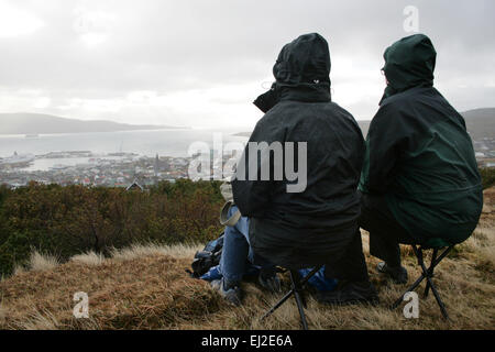 Tórshavn, Isole Faerøer. Xx marzo, 2015. Due britannici escursionisti attendere le eclissi solare su un campo dietro Hotel Føroyar in Tórshavn, Isole Faerøer, Danimarca. La copertura nuvolosa ostruito la vista del total eclipse al momento chiave nelle isole Faerøer. Foto: JULIA WAESCHENBACH/dpa/Alamy Live News Foto Stock