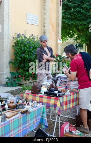 Un fornitore e un potenziale cliente al marché aux puces in Gigny-sûr-Saône, Borgogna, Francia. Foto Stock