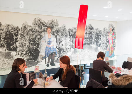 Le persone presso la caffetteria del Museo Mumok di Arte Moderna, Vienna, Austria Foto Stock