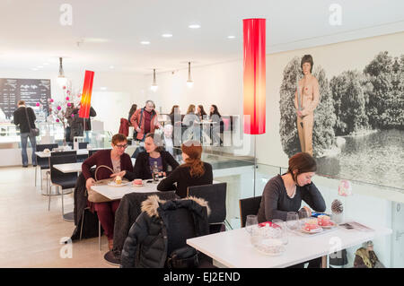 Le persone presso la caffetteria del Museo Mumok di Arte Moderna, Vienna, Austria Foto Stock